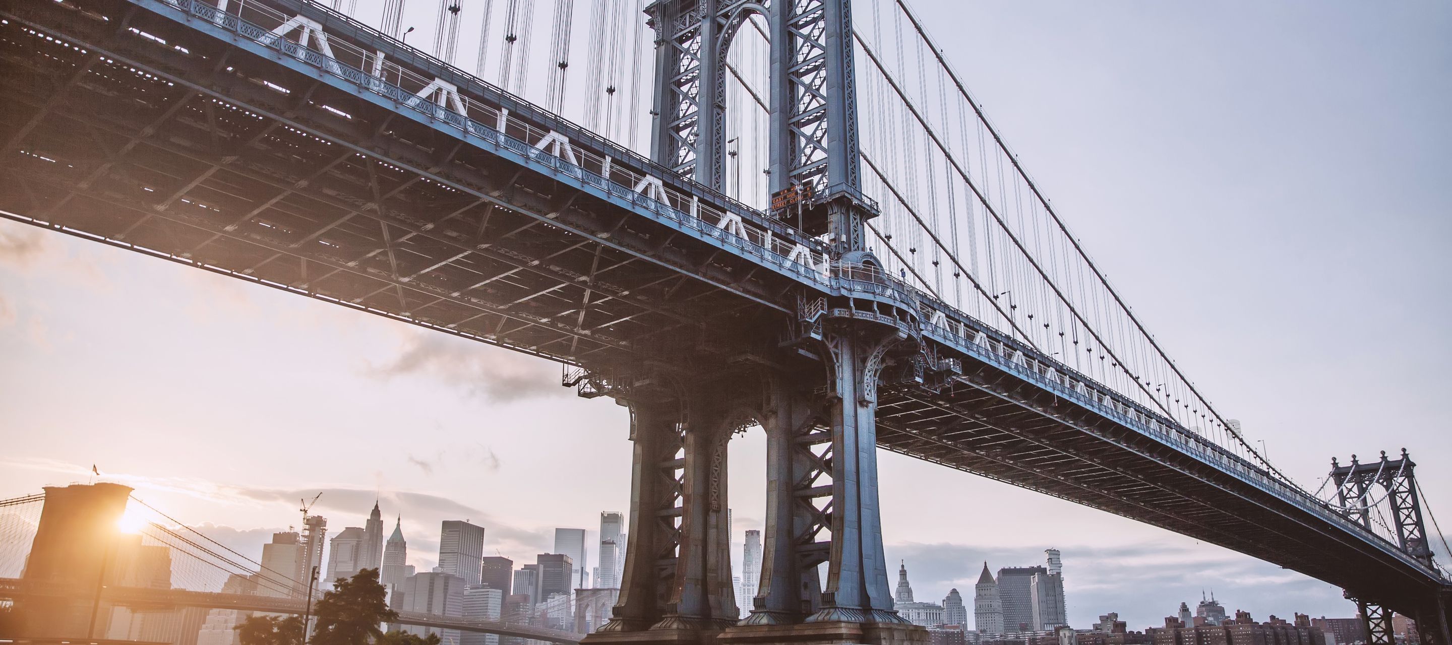 Die Brooklyn Bridge verbindet Manhattan und Brooklyn über den East River.