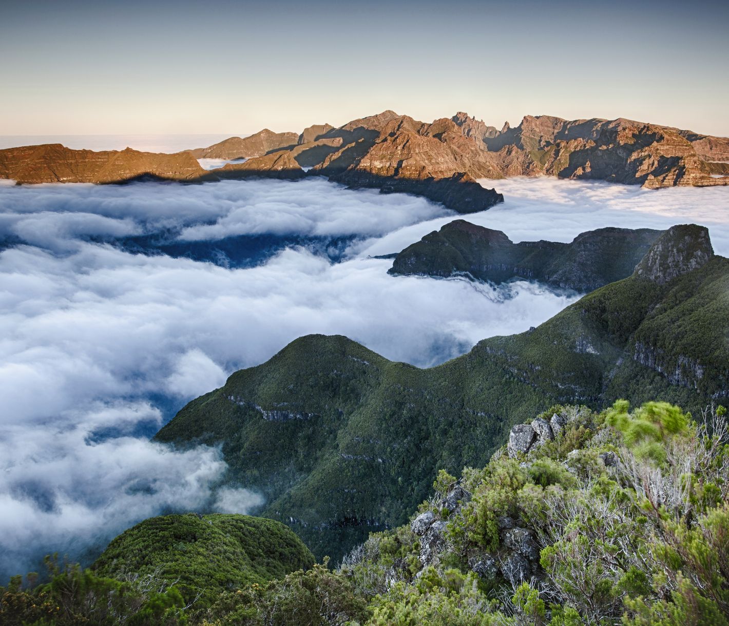Berggipfel und Wolkendecke