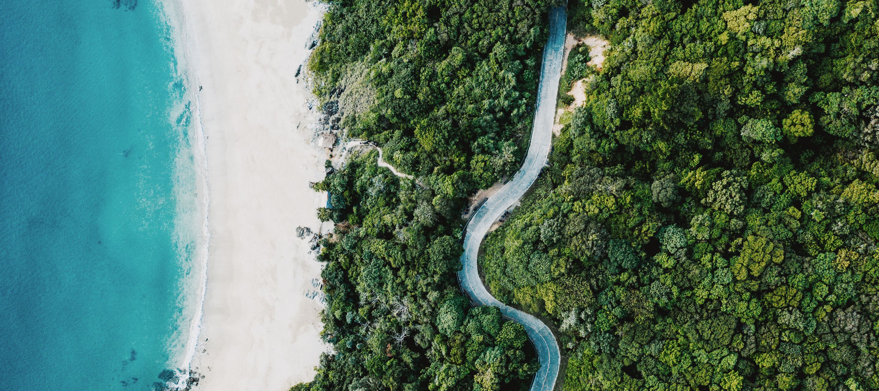 100 m steil hinunter – so kommt man zur Nui Bay.