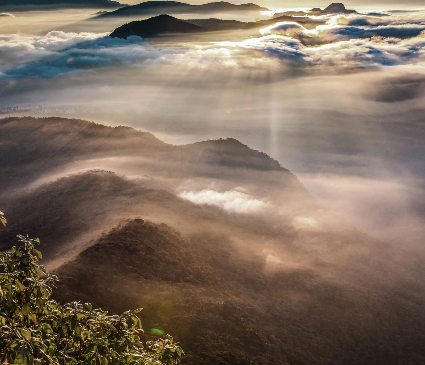 Goldene Sonnenstrahlen über dem Adam’s Peak