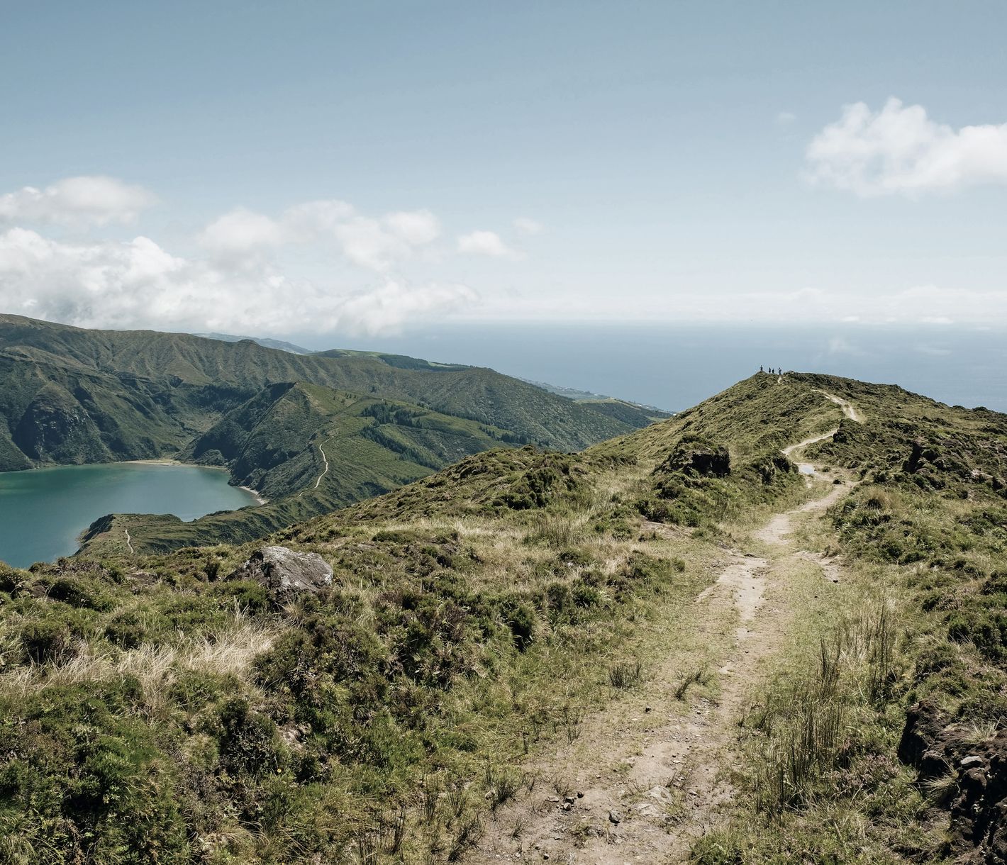 Blick auf den Lagoa do Fogo vom Aussichtspunkt des Pico da Barrosa