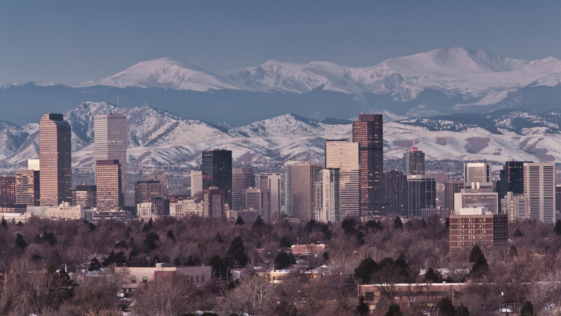 Denver, la capitale en plein essor du Colorado, avec les impressionnantes montagnes Rocheuses en toile de fond.