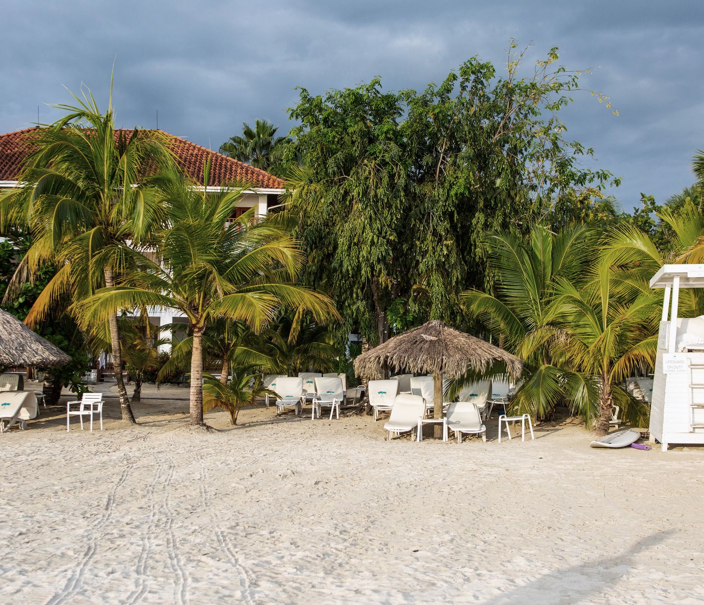 Der Seven Mile Beach in Negril gehört zu den schönsten Stränden Jamaikas: feiner, weisser Sand, türkisfarbenes Meer und Sonne pur