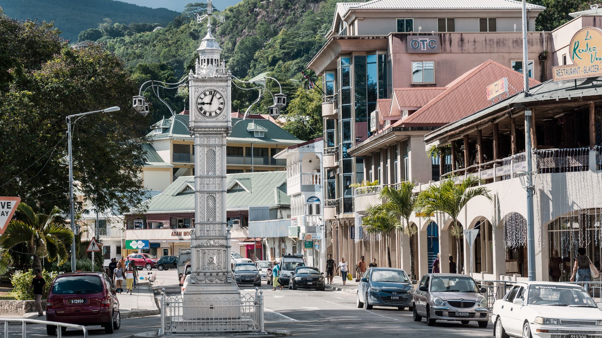 Elle évoque le Big Ben de Londres : la Clock Tower, également appelée en créole "Lorloz".