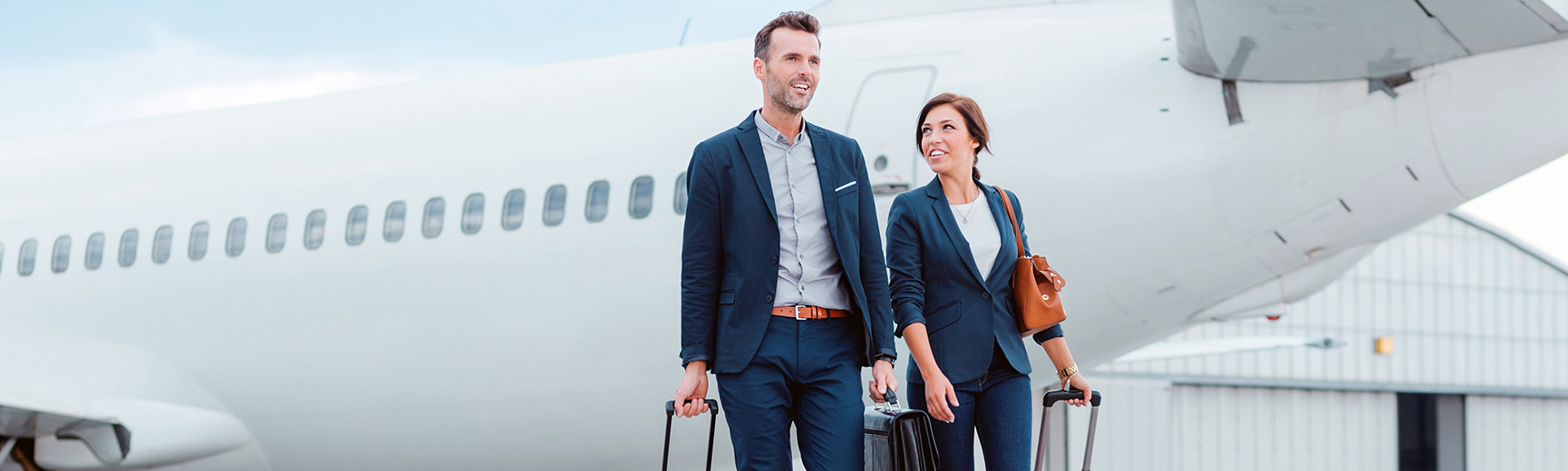 Reisende vor Flugzeug