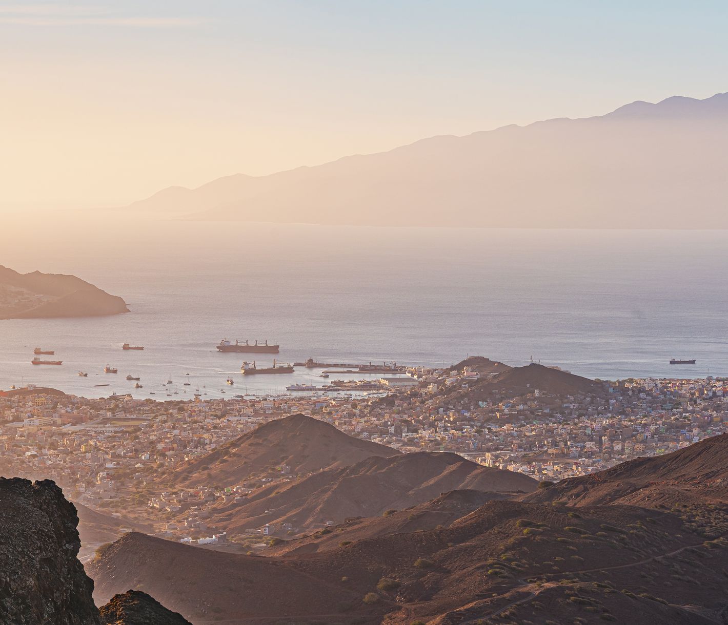 Aussicht auf das Hafenbecken von Mindelo mit Santo Antão im Hintergrund