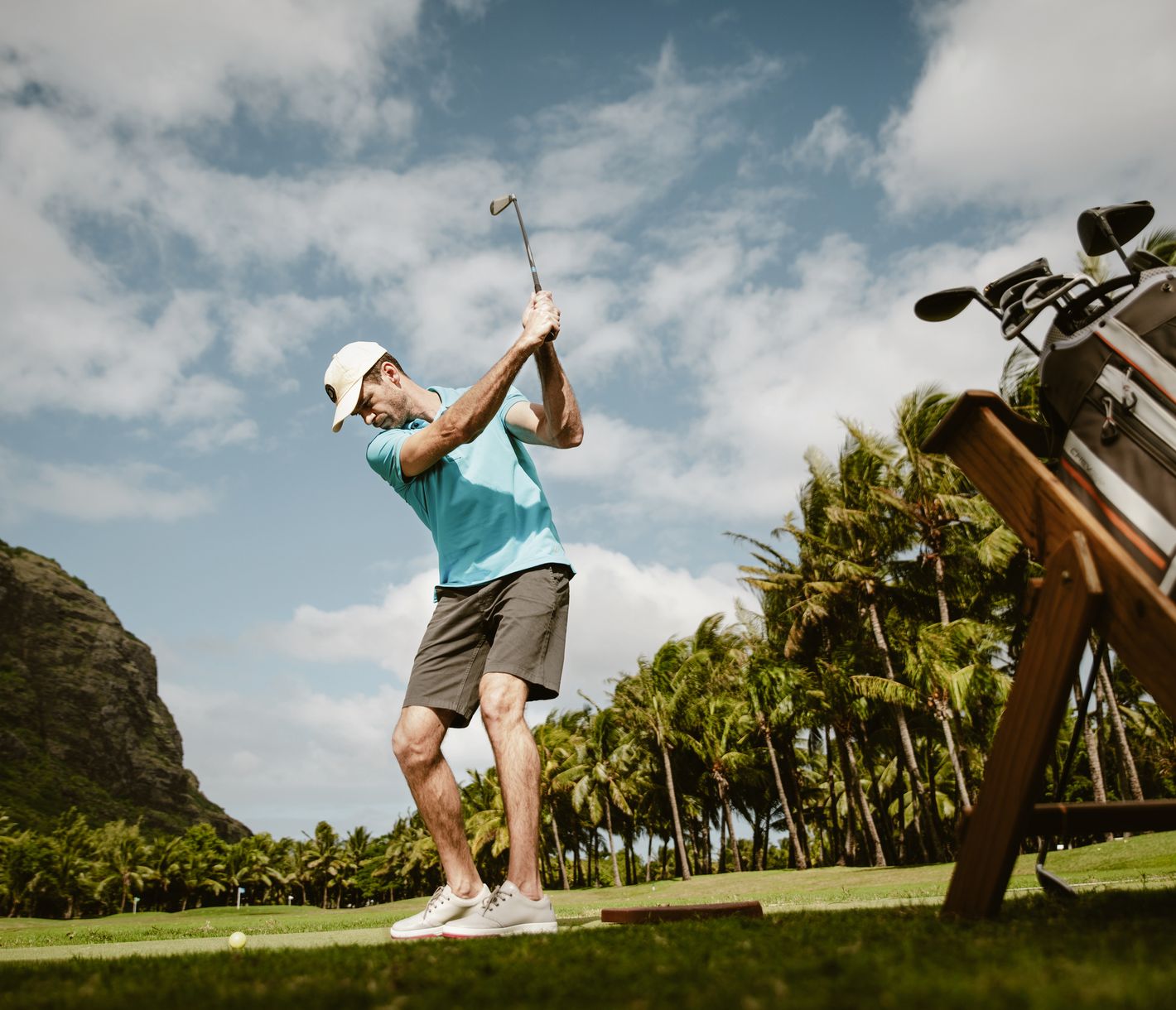 Abschlag auf dem 18-Loch-Championship-Golfplatz des Paradis Beachcomber Golf Resort & Spa.