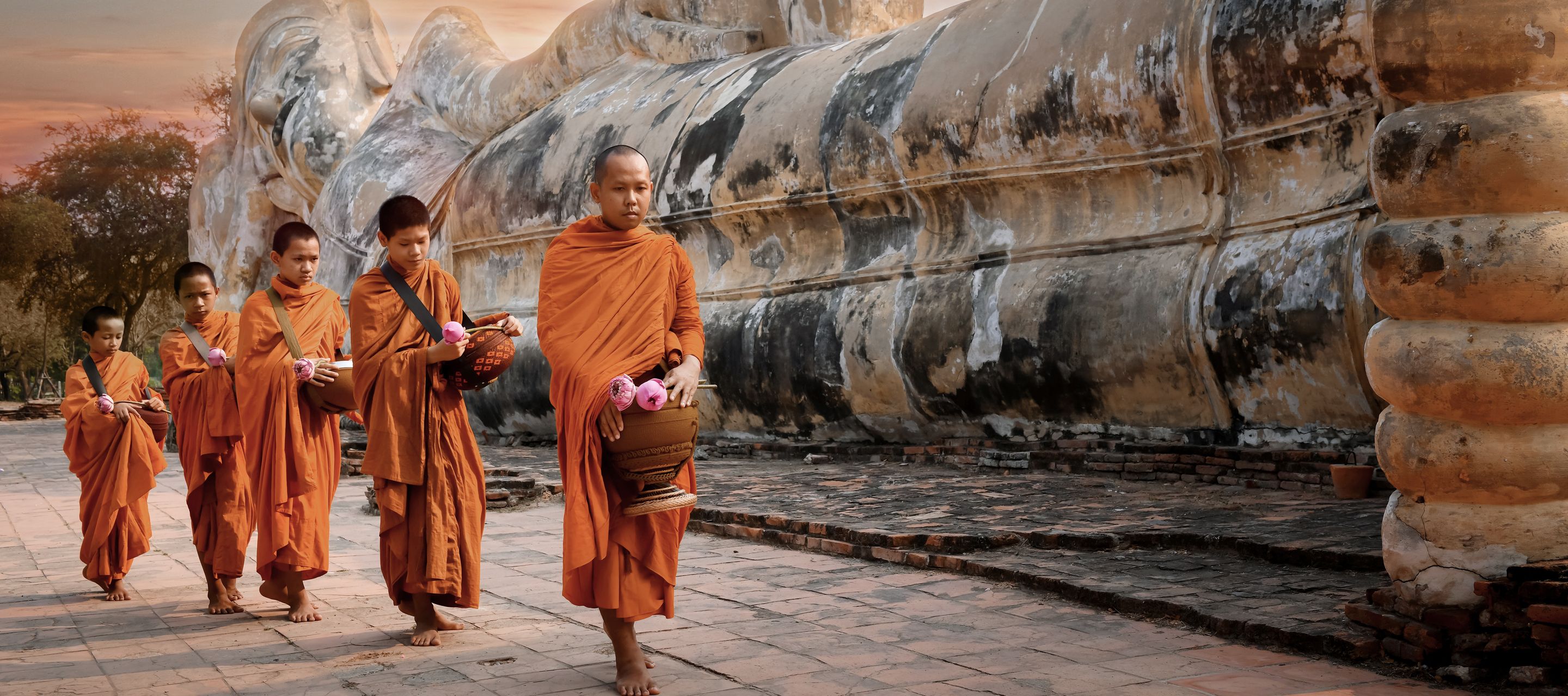 Mönche und Novizen bei einer Zeremonie beim Tempel Wat Lokaya Sutharam