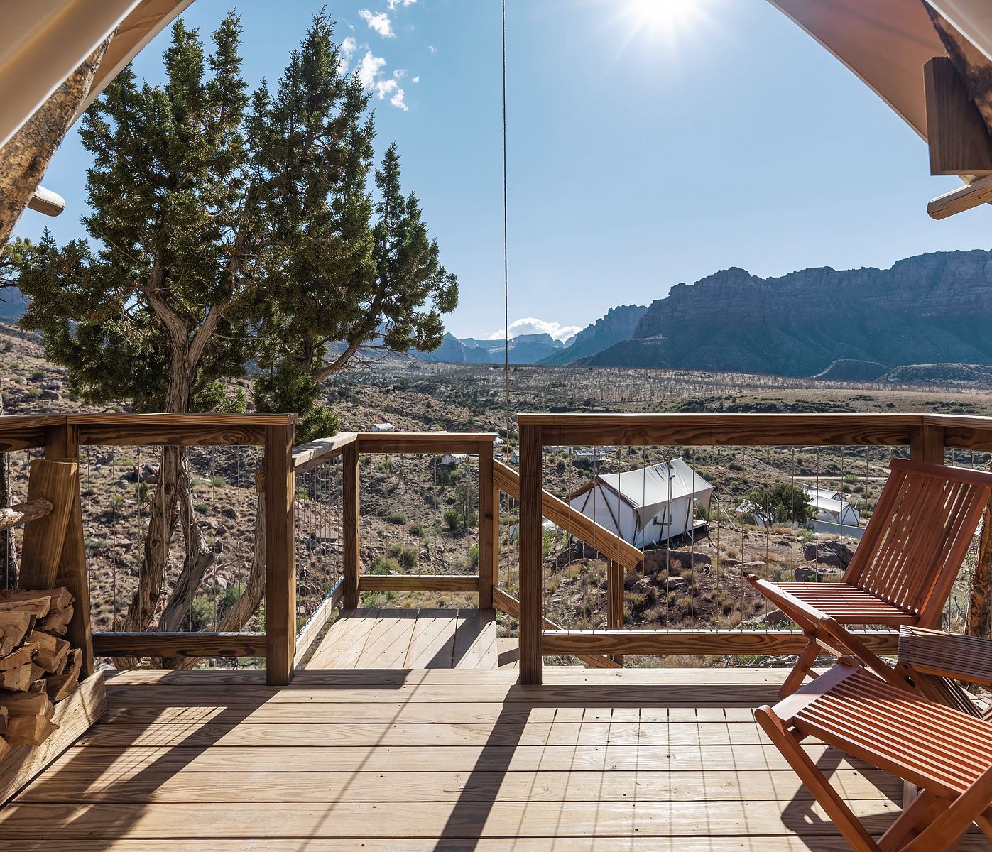Vue depuis la véranda d’une tente de luxe à Under Canvas Zion près du parc national de Zion