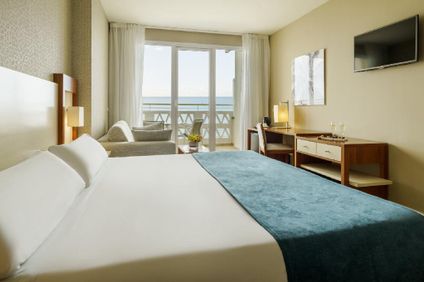 Doppelzimmer mit Balkon und Meerblick