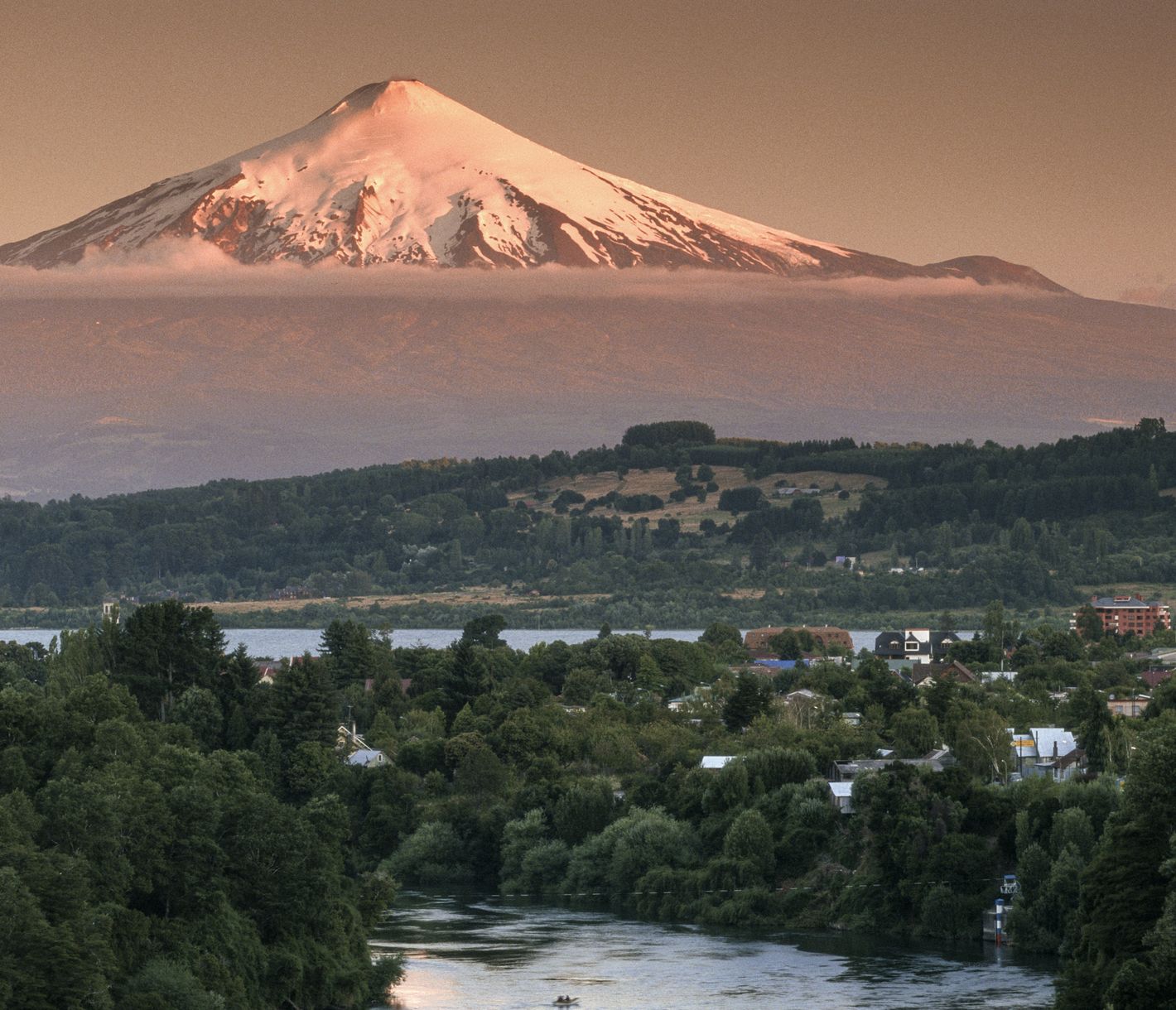 Imposant und majestätisch dominiert der Vulkan Villarrica (2.847 m) die Region