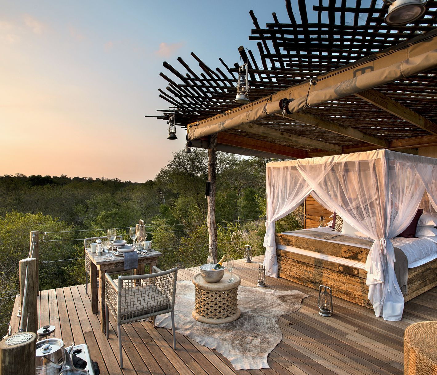 Avez-vous déjà dormi sur une plateforme posée sous un ciel criblé d'étoiles, entouré par les murmures de la brousse ?