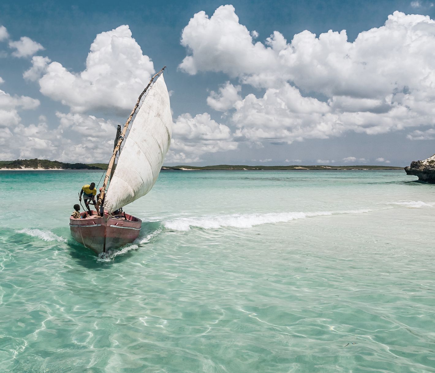 Eine traditionelle Piroge in der Bucht von Antsiranana
