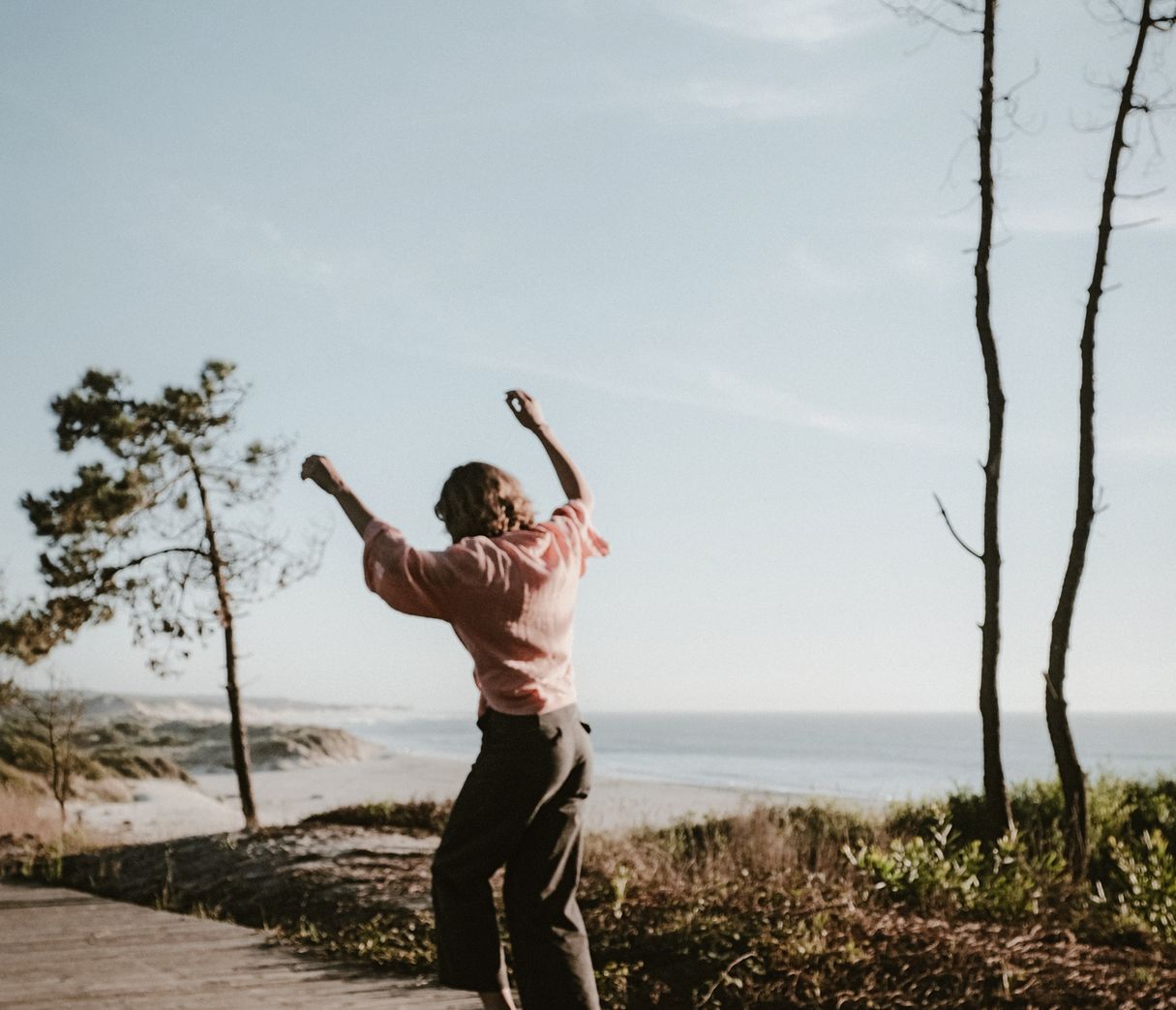 Entspanntes Longboarden an der Küste