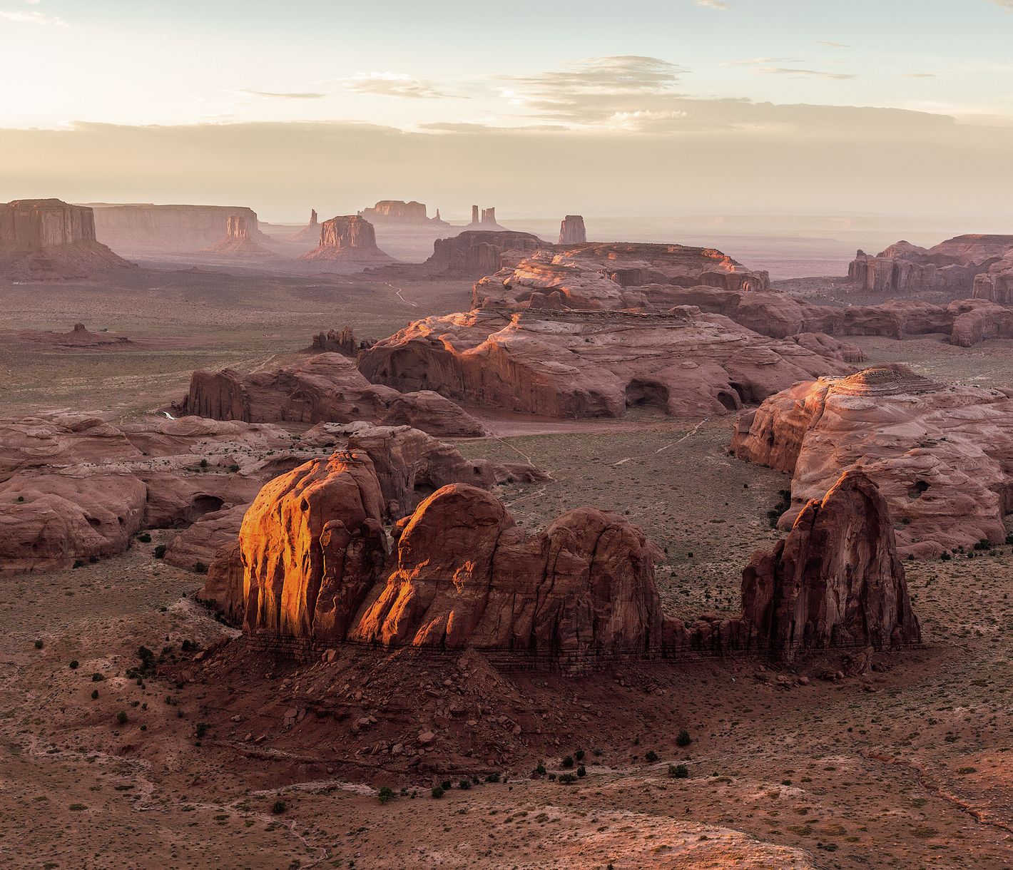 Im Monument Valley ragen riesige, rot leuchtende Felsmonolithen majestätisch aus der Wüste und schaffen eine Kulisse, die in zahllosen Westernfilmen verewigt wurde.