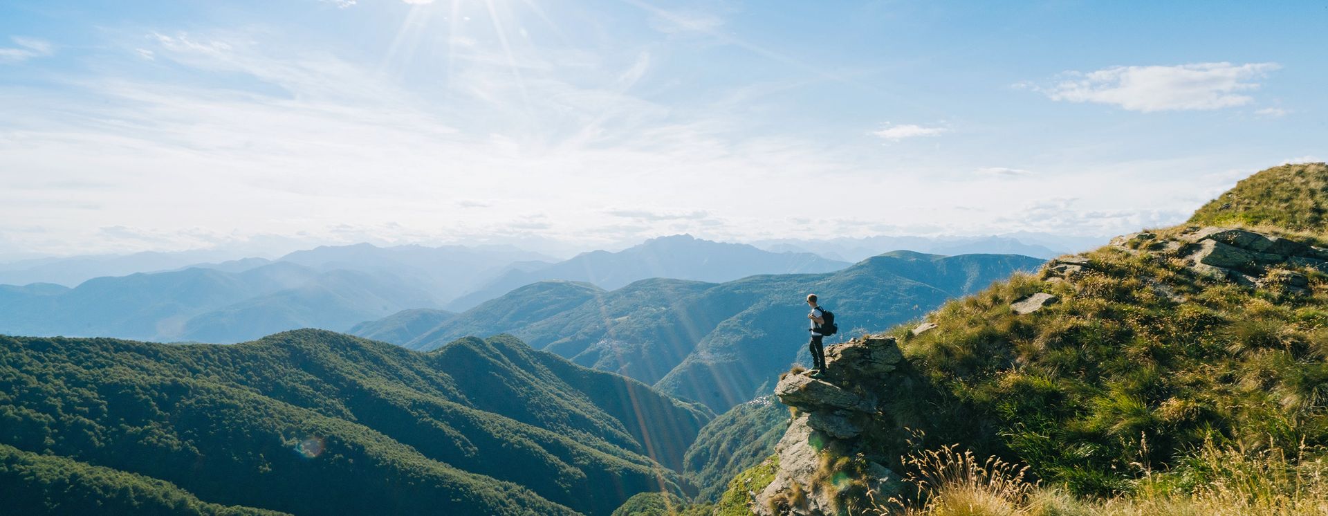 Excursionniste sur la traversee Monte Tamaro - Monte Lema © Milo Zanecchia