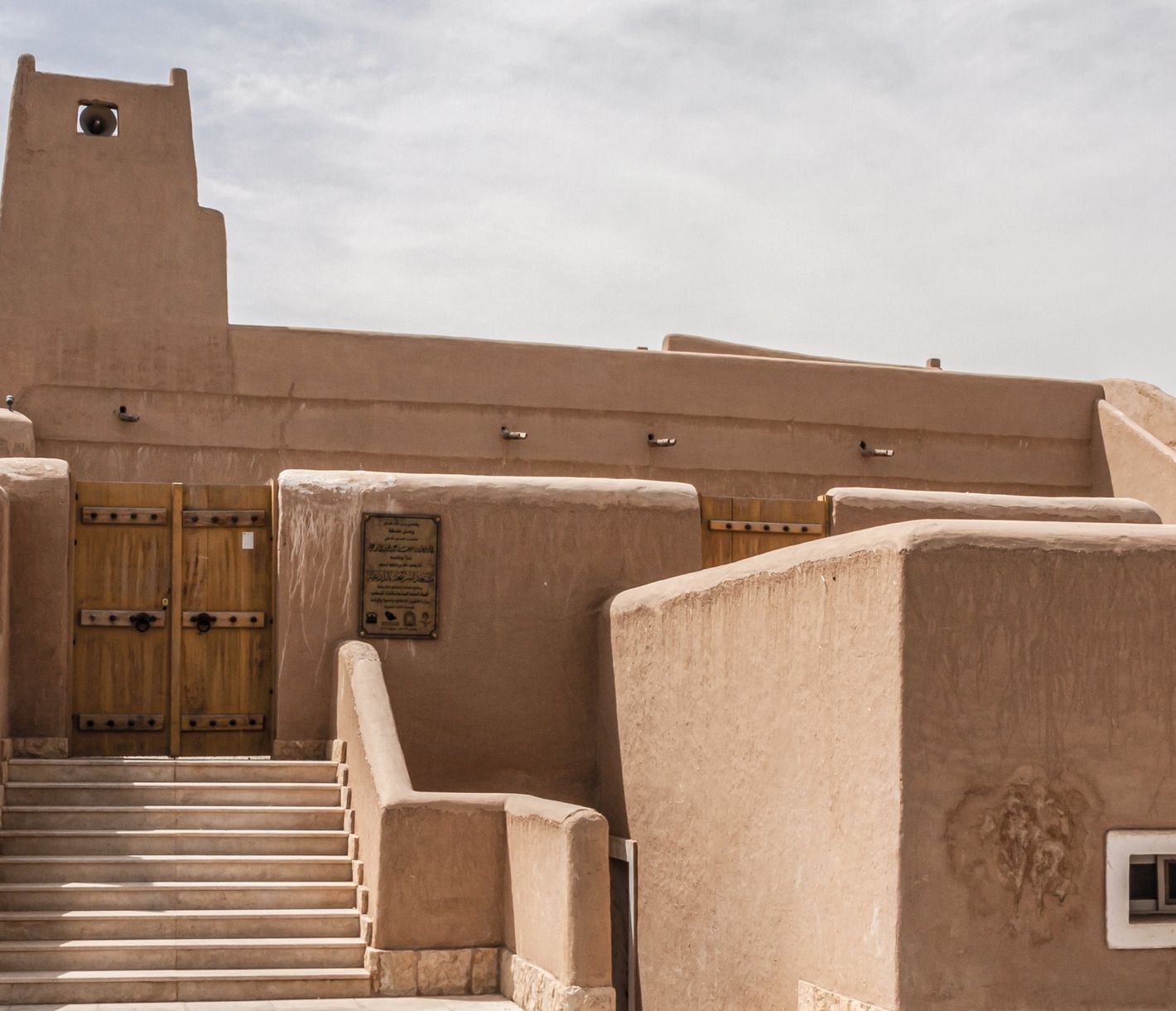 Brauntöne der Lehmfassade der restaurierten Heritage Mosque in Diriyya
