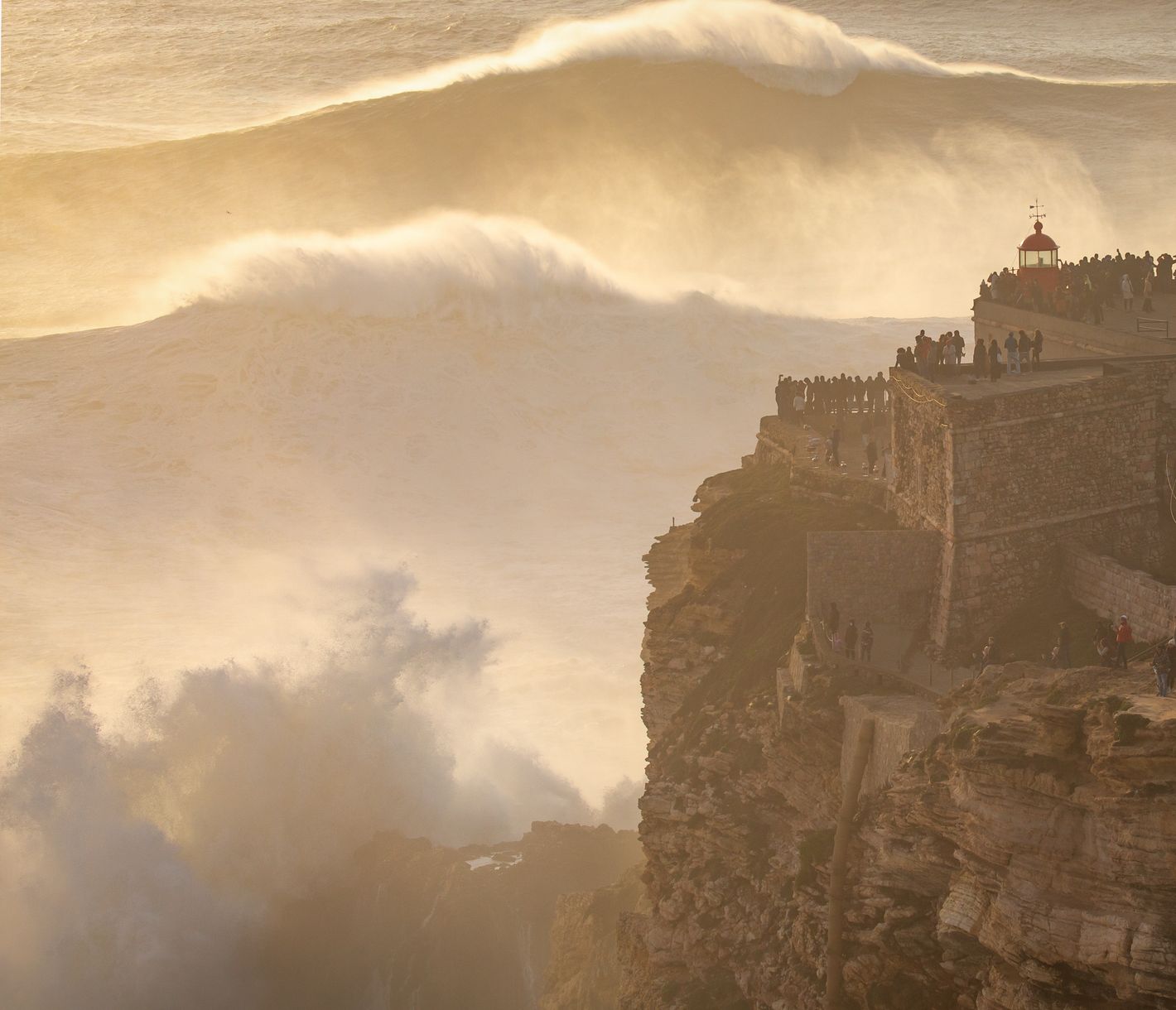 Surfspot Nazaré: Hier brechen die höchsten surfbaren Wellen der Welt.
