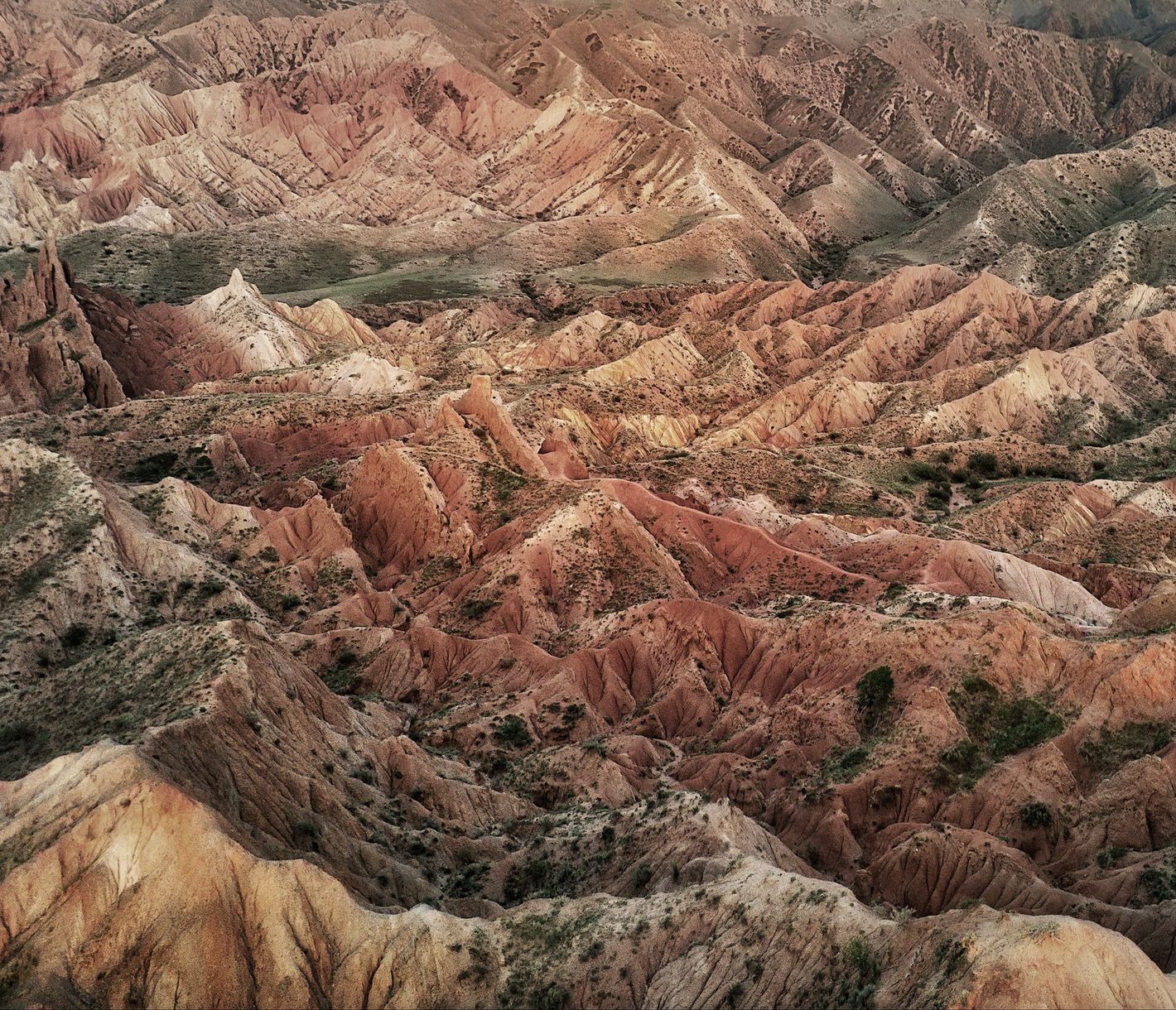 Le canyon de Skazka se dévoile sous de magnifiques couleurs ocre, rouge et jaune.