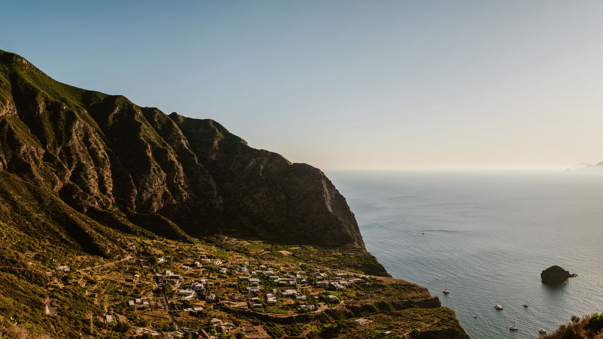 Panoramablick auf die Bucht von Pollara bei Sonnenuntergang