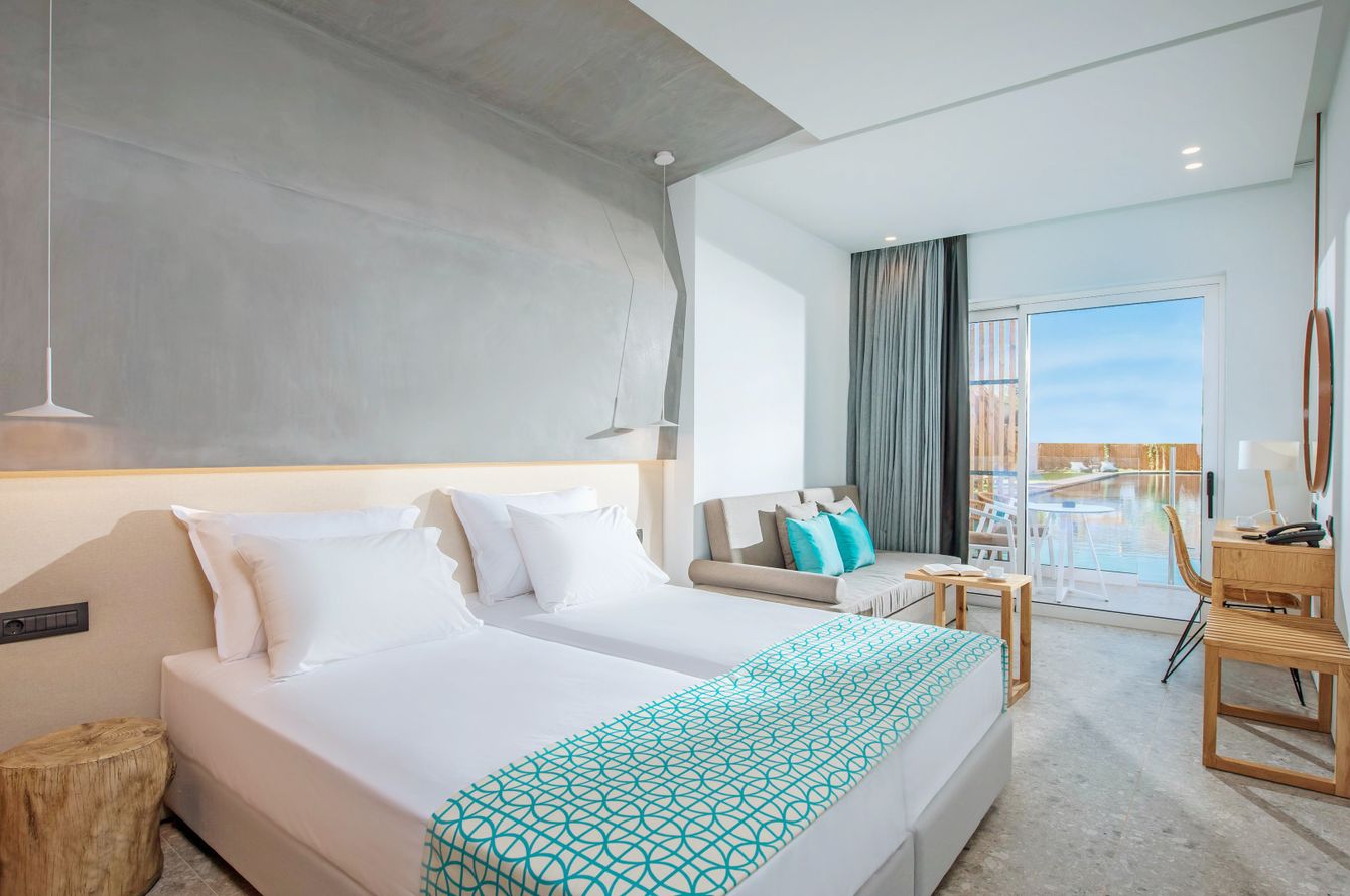 suite junior swim-up