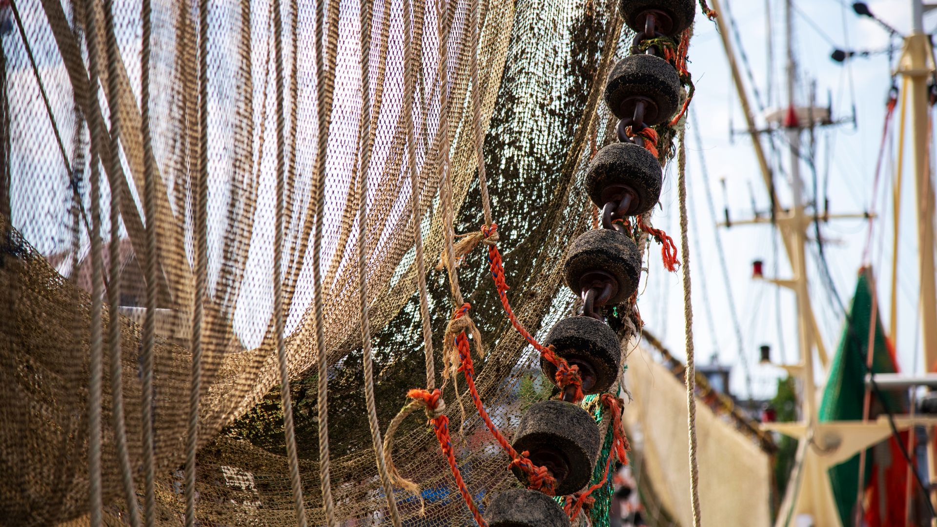 Chalut sur un bateau de pêche du port de Harlingen, province de Frise