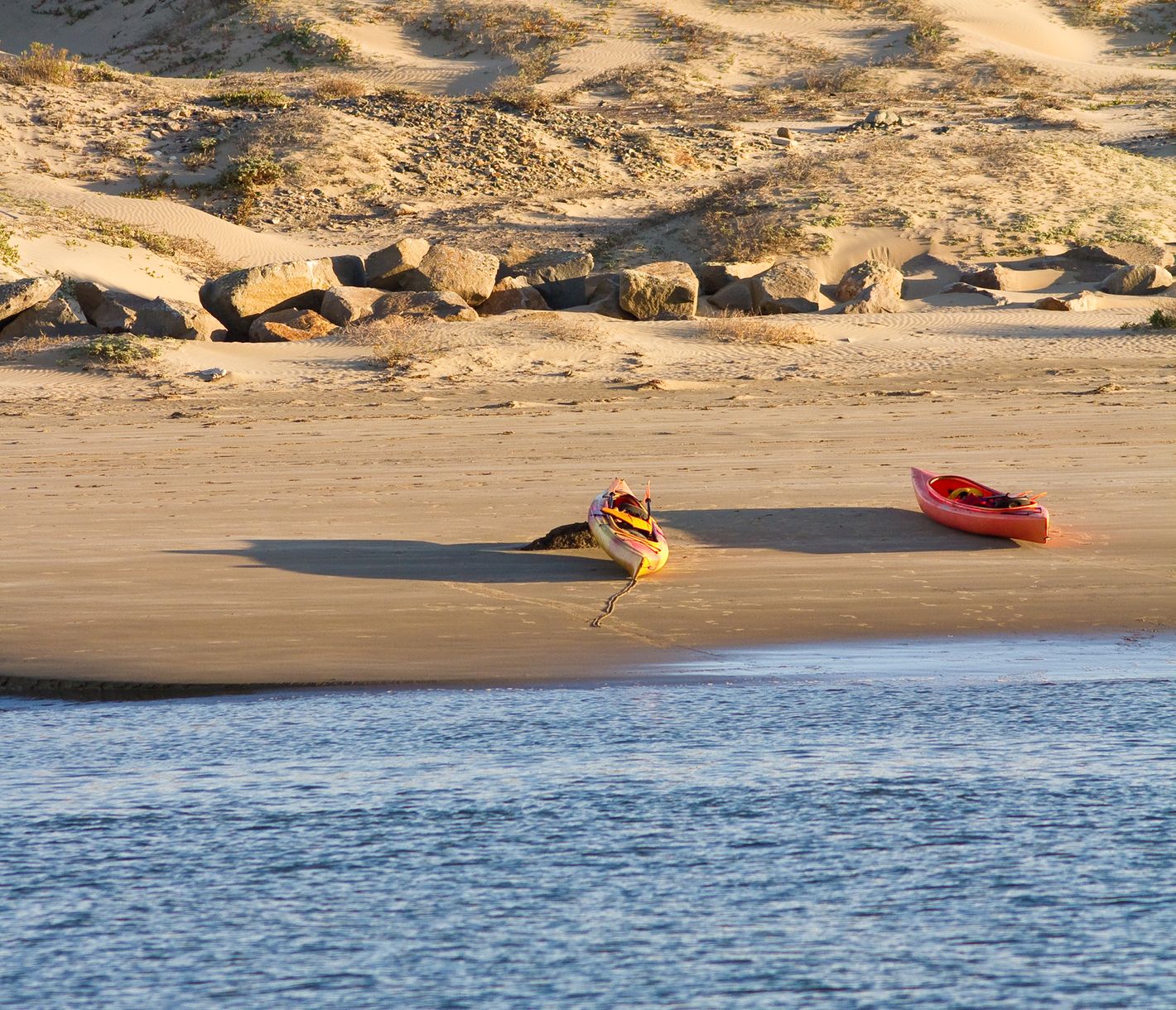 Eine Kajaktour in der Morro Bay ist die perfekte Aktivität bei schönem Wetter.