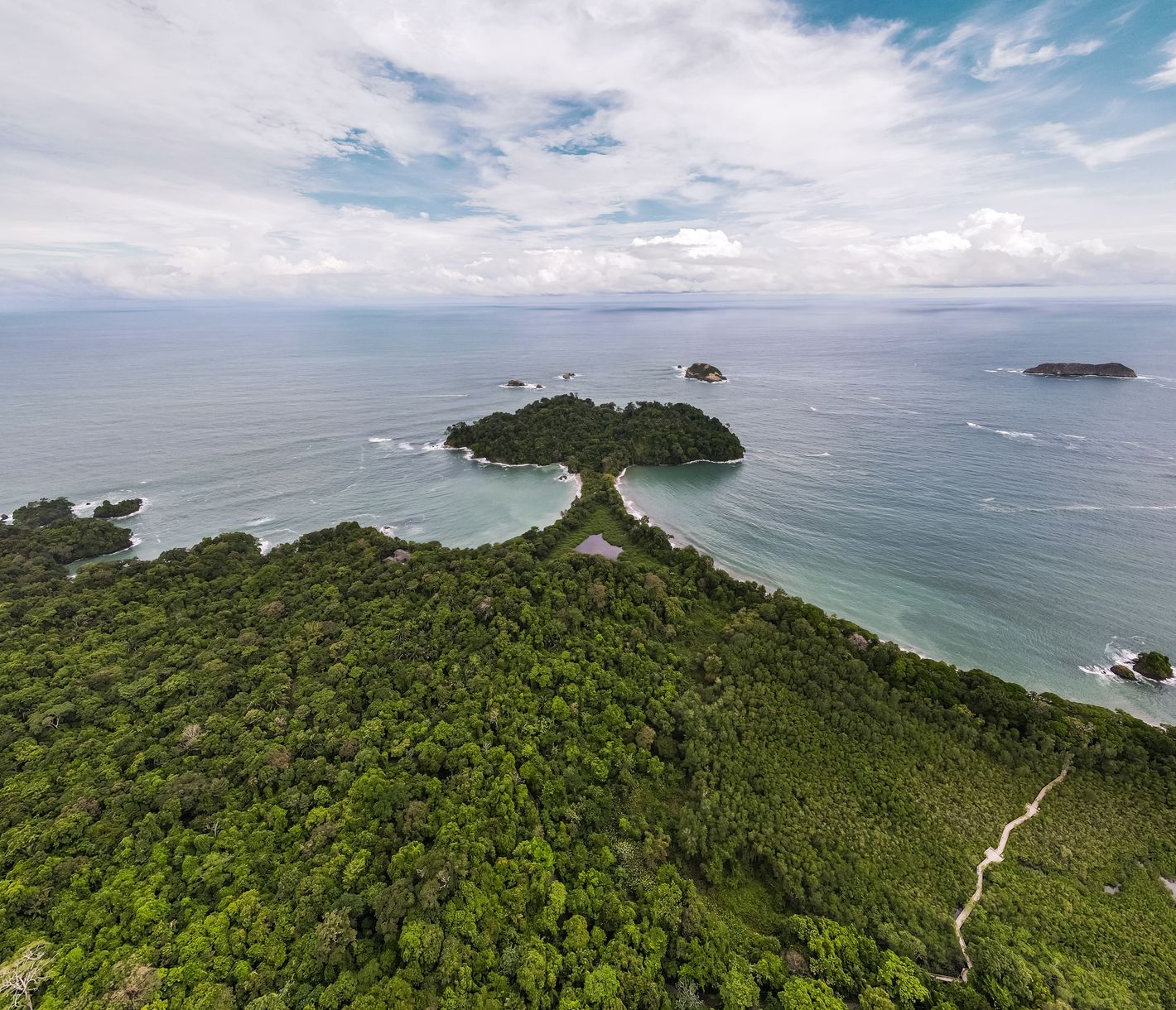 Erfrischung im glasklaren Wasser im Nationalpark Manuel Antonio.