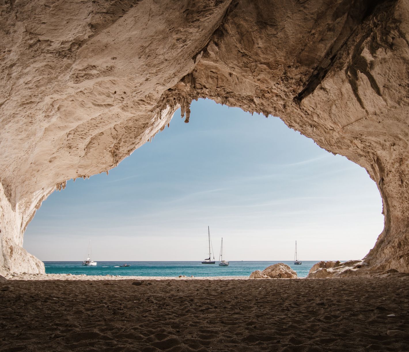 Cala Luna est couverte de sable blanc et s'étend au pied d'une falaise trouée par huit grottes spectaculaires procurant une ombre bienvenue