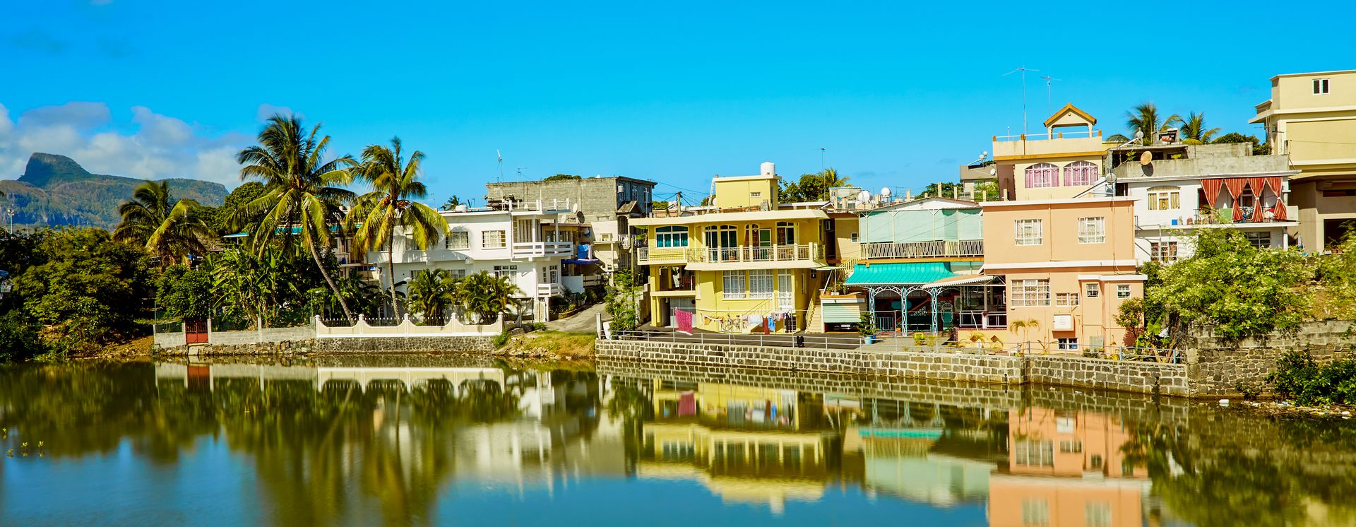 Des maisons sur la rive de rivière La Chaux