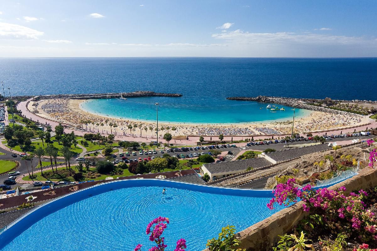 Vue sur la piscine et la plage