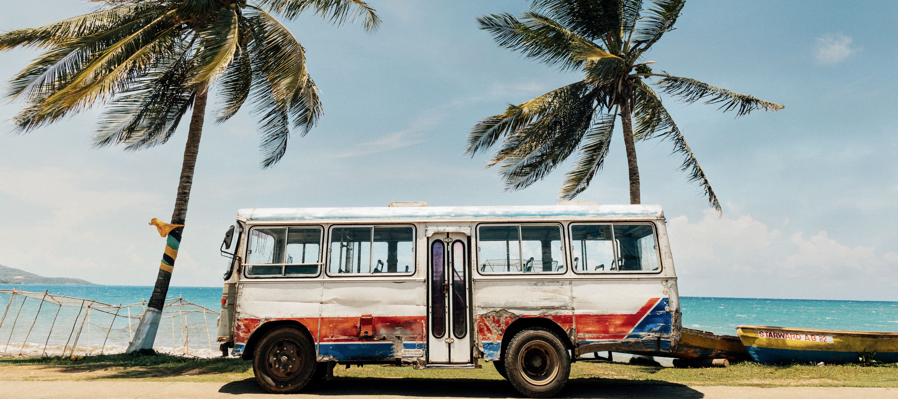 Bunter Bus am Strand bei Ocho Rios