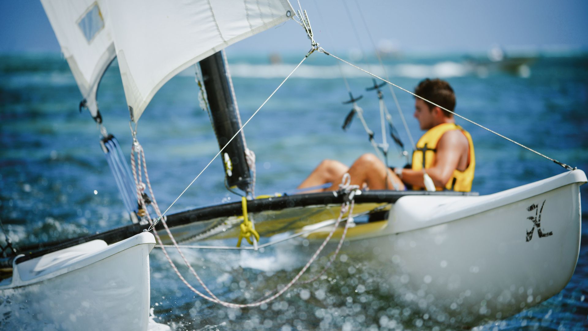 Segeln mit einem Hobie Cat in der Lagune vor dem Paradis Beachcomber Golf Resort & Spa.