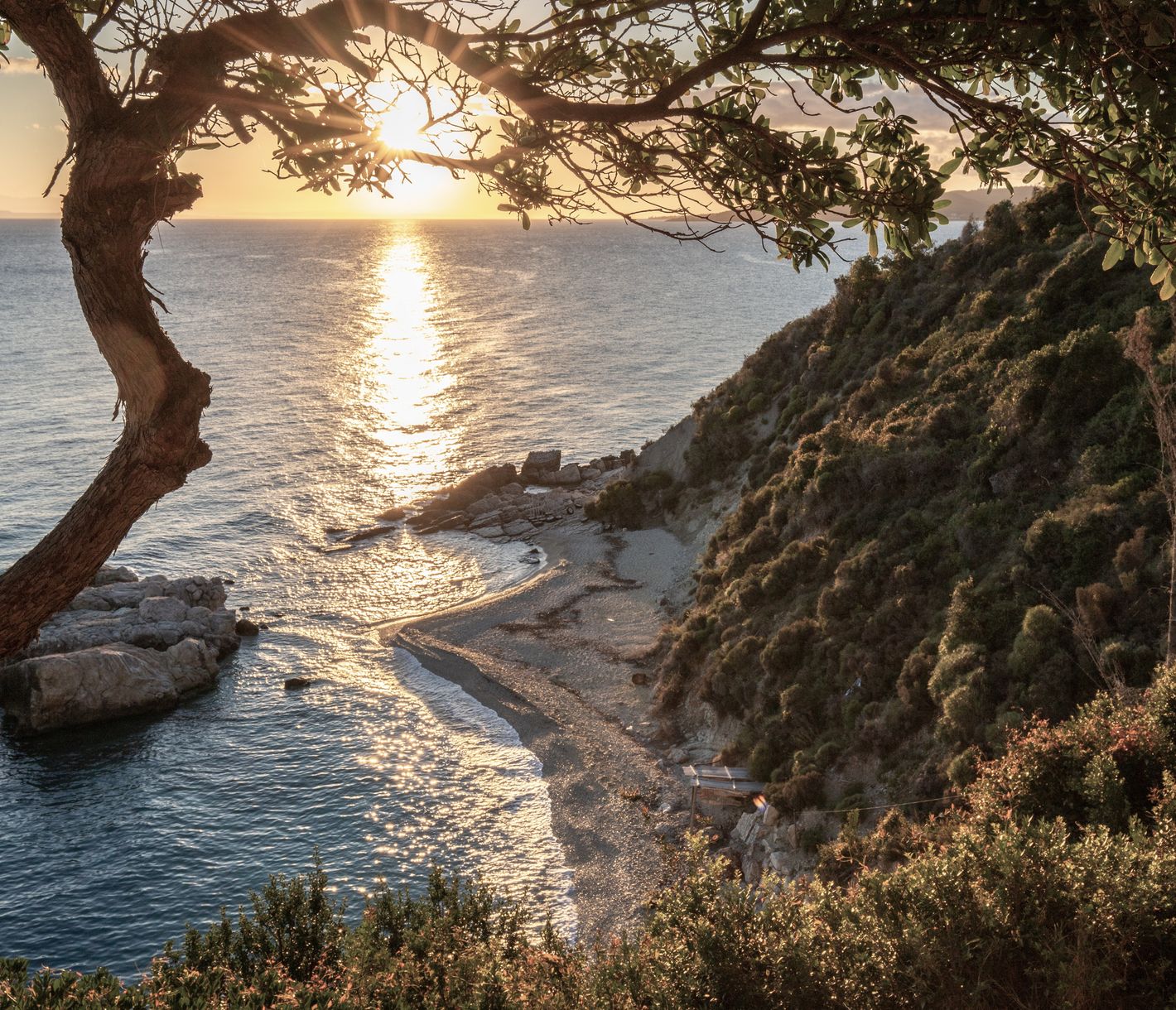 Xigia Sulfur Beach – Versteckte Bucht im Morgenlicht