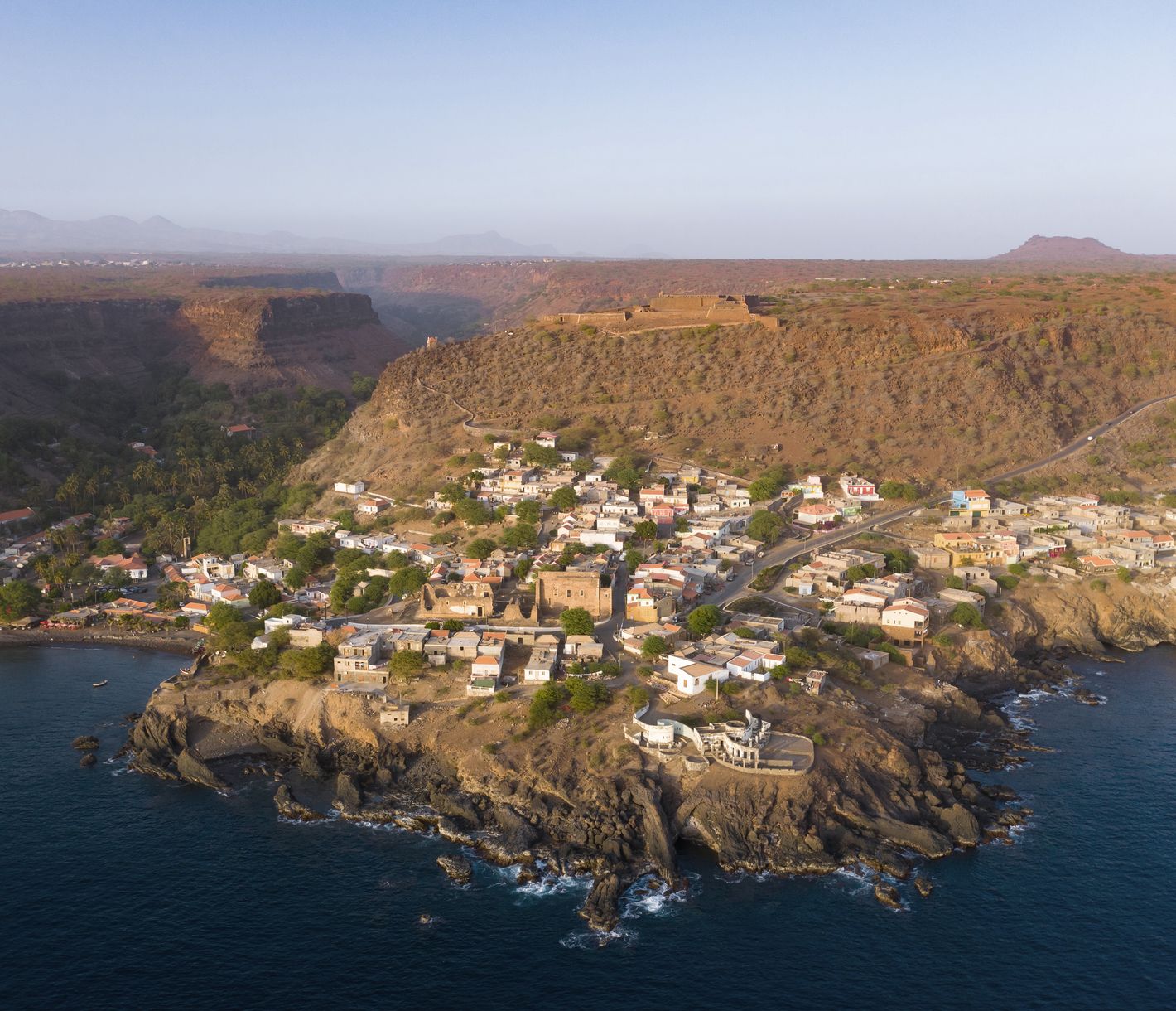 Sur l’île de Santiago, la ville de Ribeira Grande fut rebaptisée Cidade Velha à la fin du XVIIIe siècle.