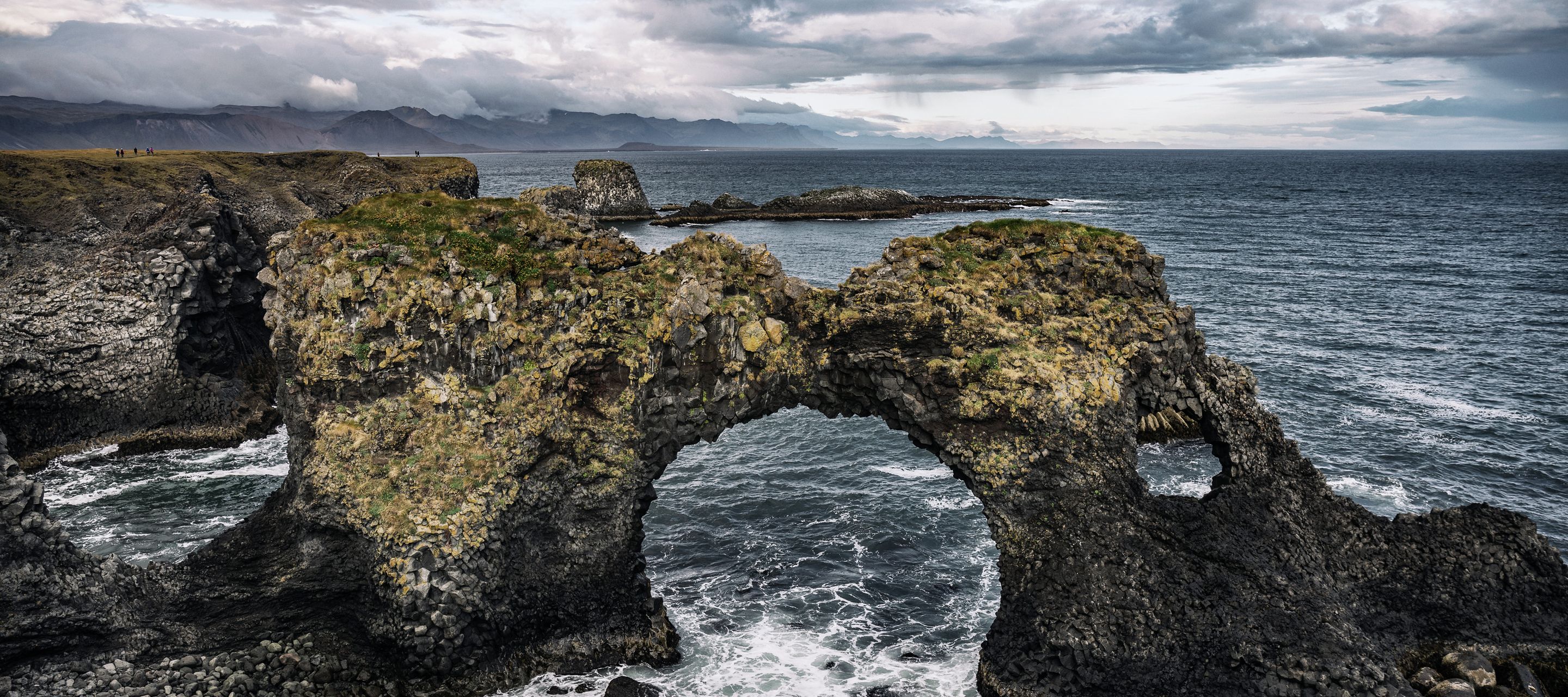 Bizarre Felsformationen entlang der Steilküste von Snaefellsnes