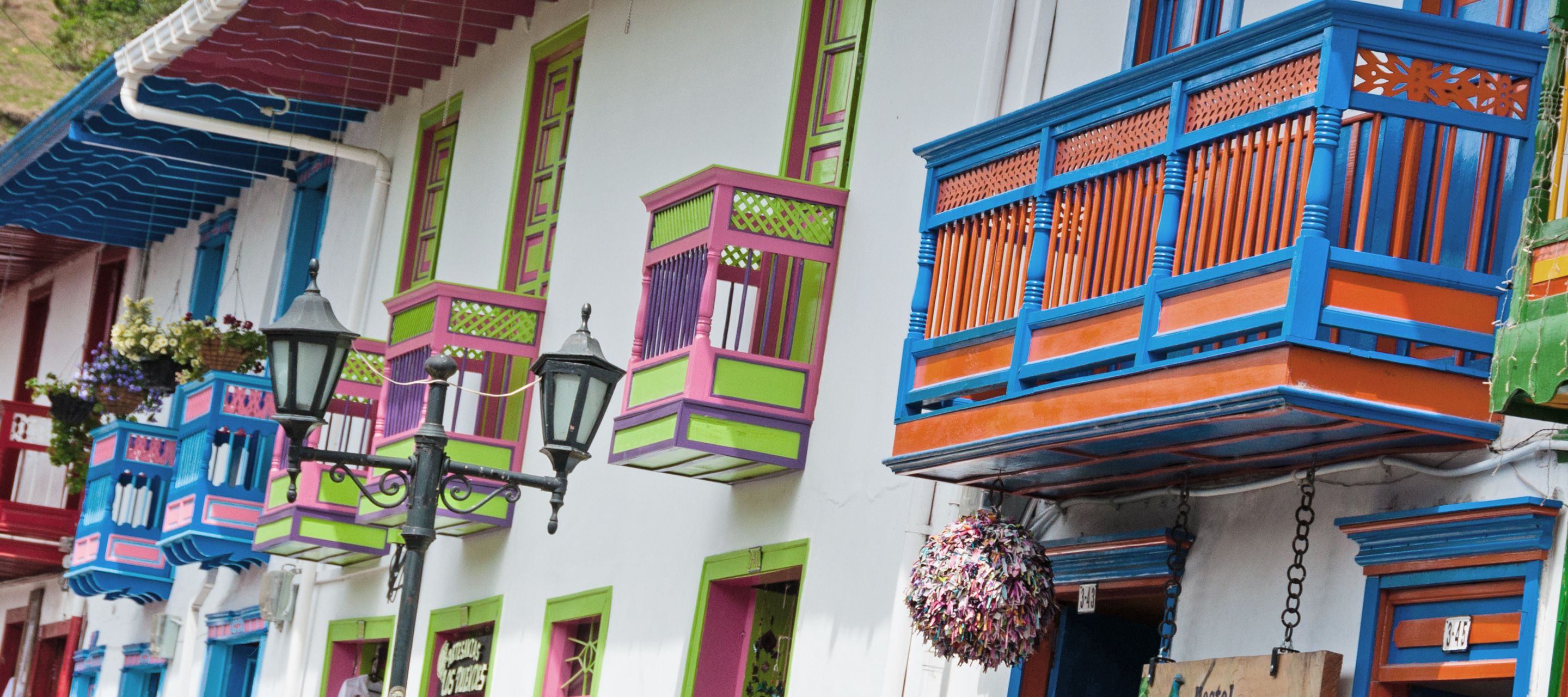 Salento, village traditionnel haut en couleurs perché dans les nuages