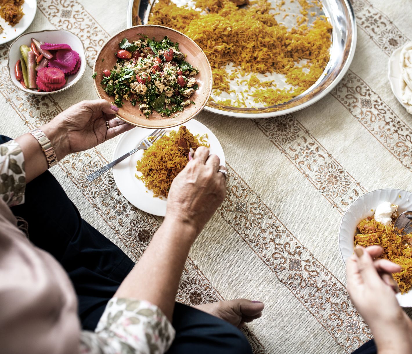 Loin des paillettes de la ville, à la découverte du quotidien d’une famille émiratie