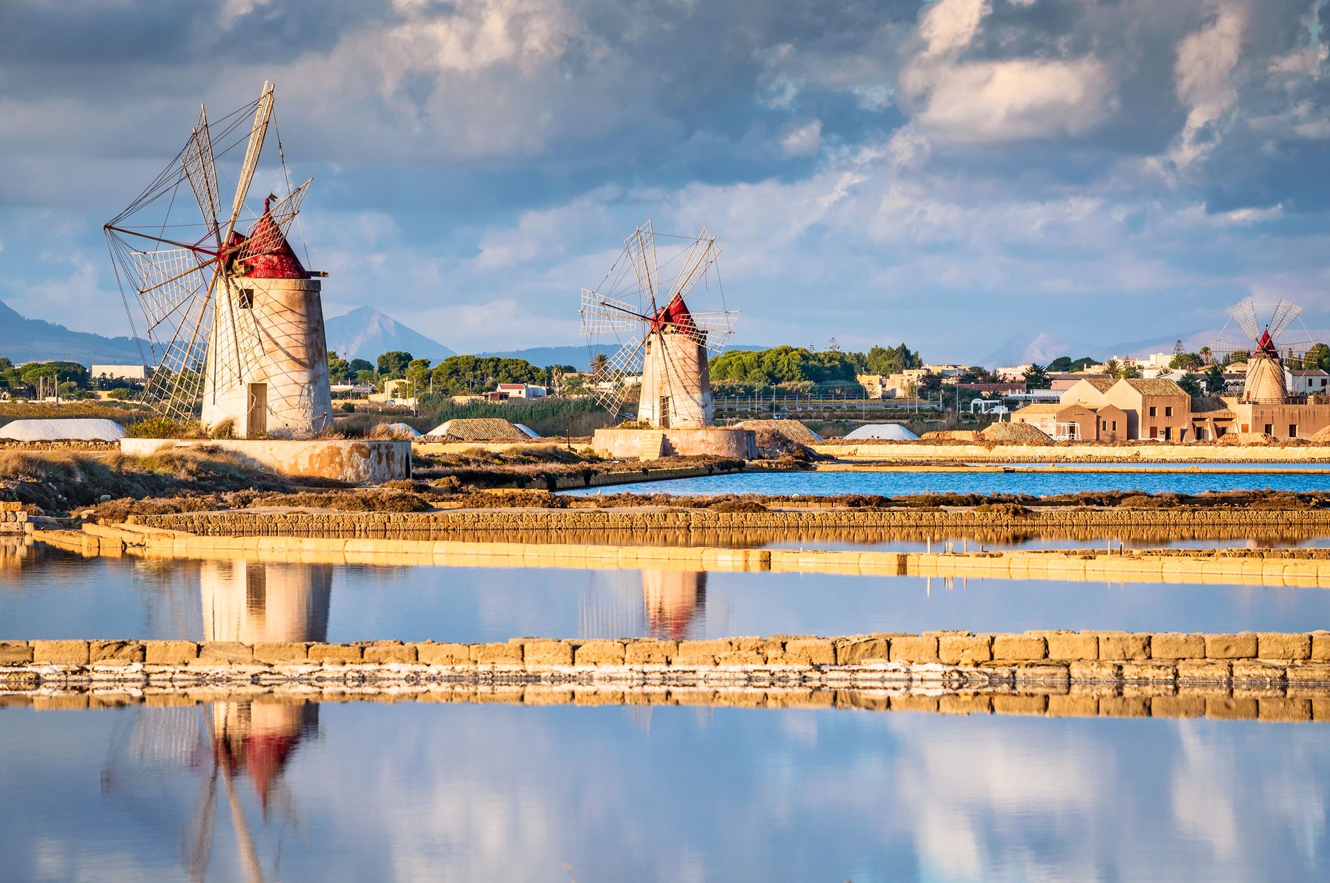 Salinen mit historischen Windmühlen