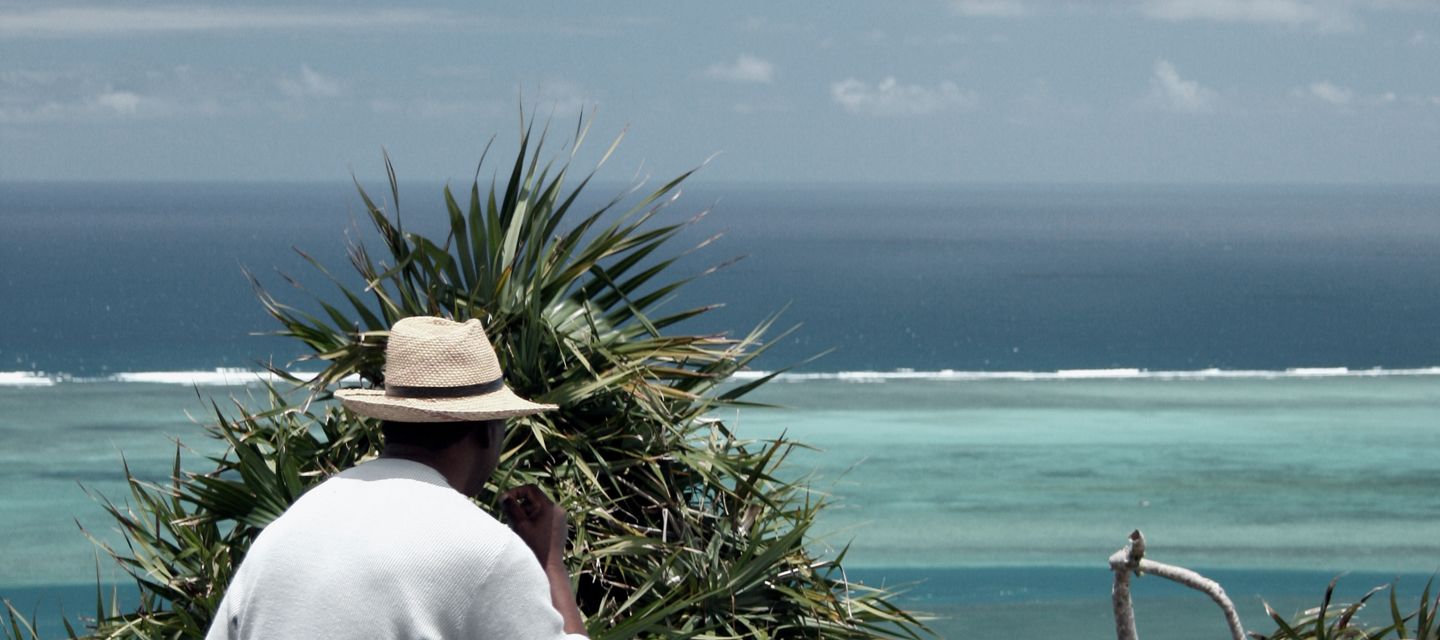 Ein Fischer blickt auf die Weiten des Indischen Ozeans und der Lagune vor der Insel Rodrigues.