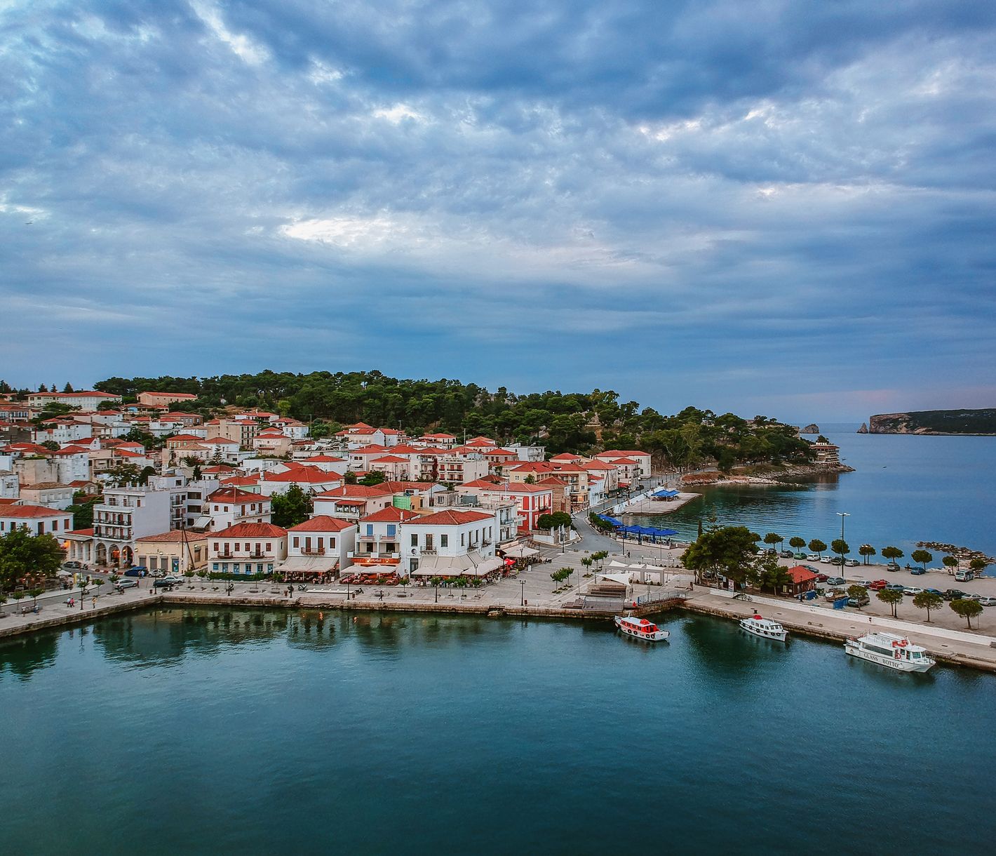 Pylos – Küstenstadt mit historischem Hafenpanorama in Westmessenien