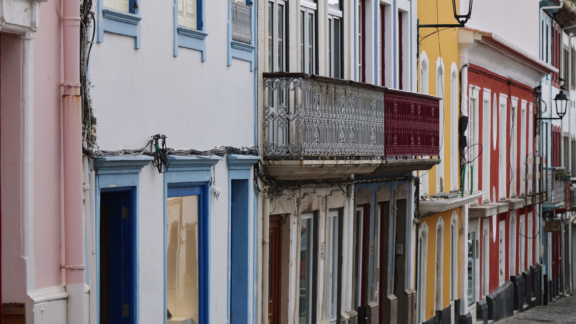 Die farbigen Fassaden der Häuser in der Inselhauptstadt Angra do Heroismo