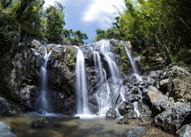 Tosend stürzt das Wasser des Argyle Waterfall über die Felsen.