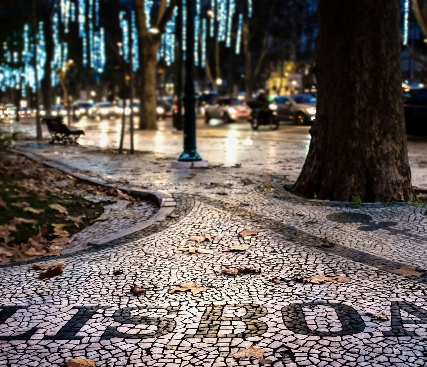 Kunstvoll gepflasterter Fussgängerweg in Lissabon