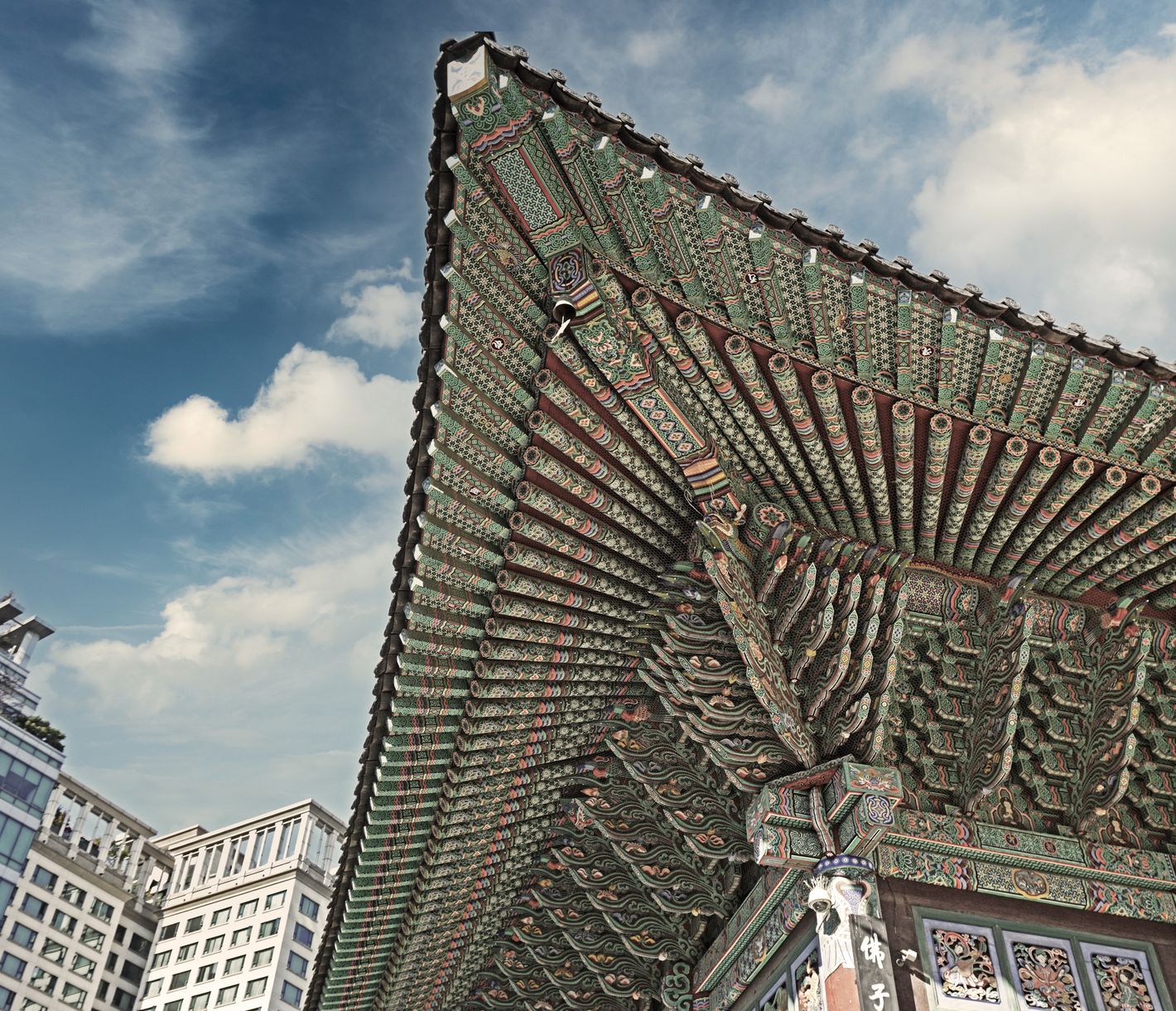 Après avoir réussi à renaître des cendres de la guerre de Corée tel le Phénix, Séoul brille et fascine !