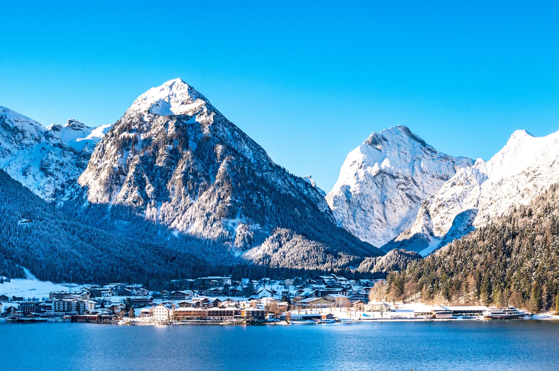 Blick auf den Achensee und das Dorf Pertisau