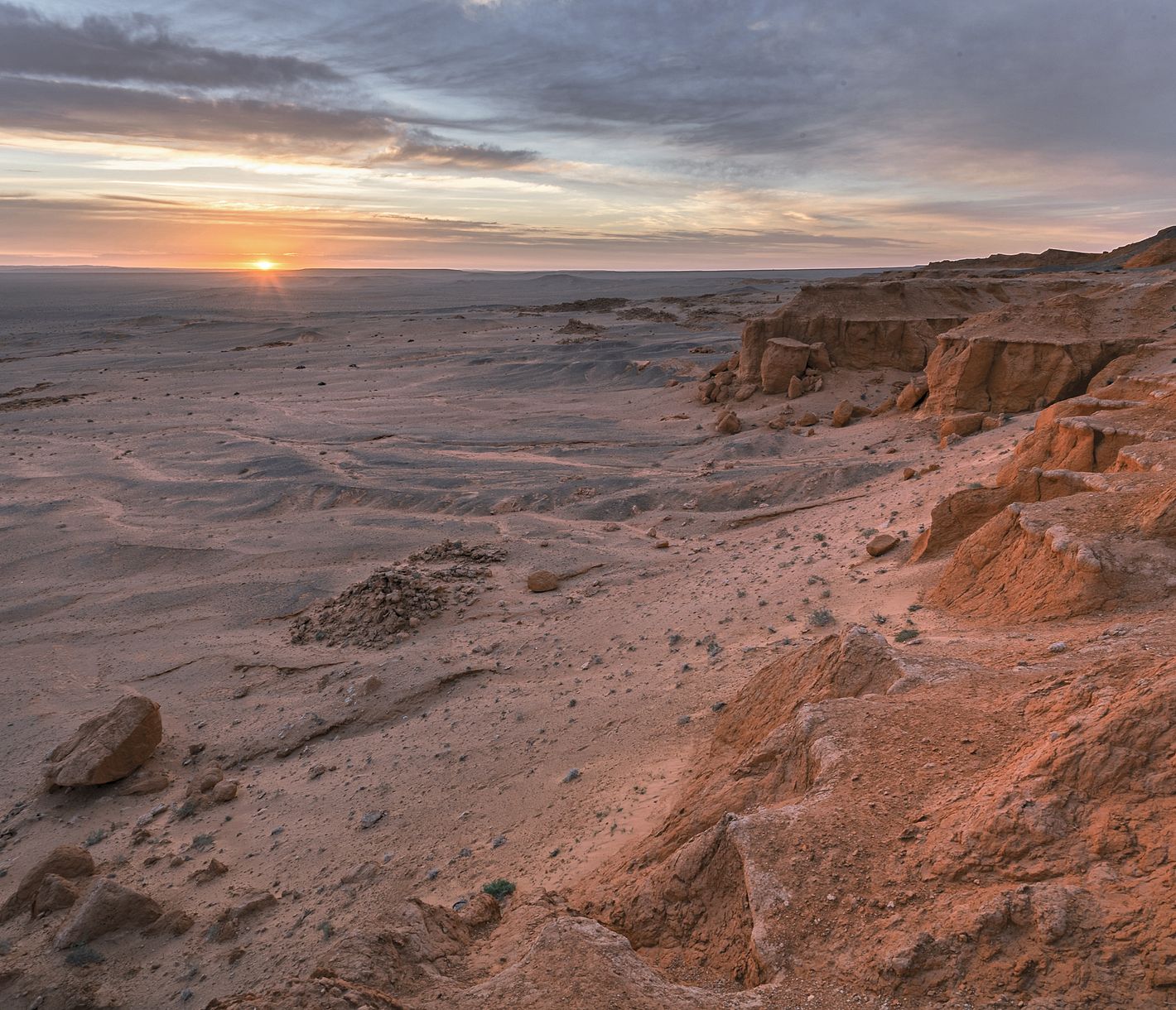 Die Sandklippen von Bayan Zag werden aufgrund ihrer Färbung im Licht auch «flammende Klippen» genannt.