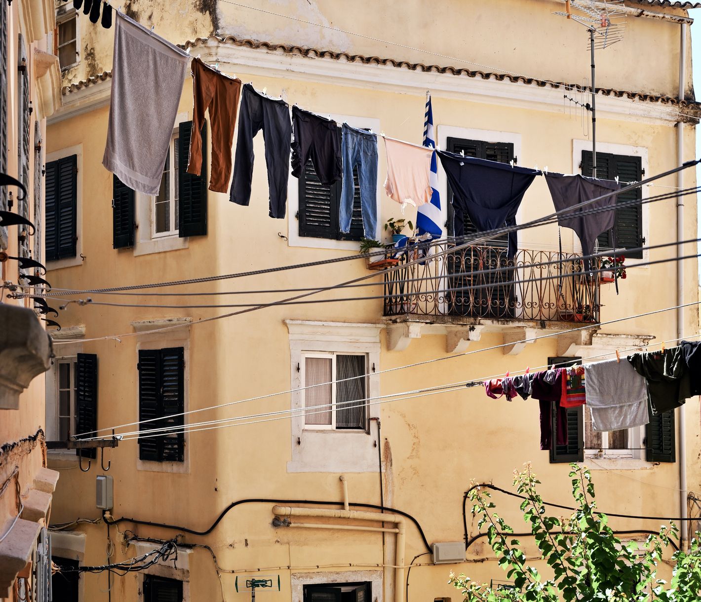 Wäsche trocknet in der Altstadt von Korfu.