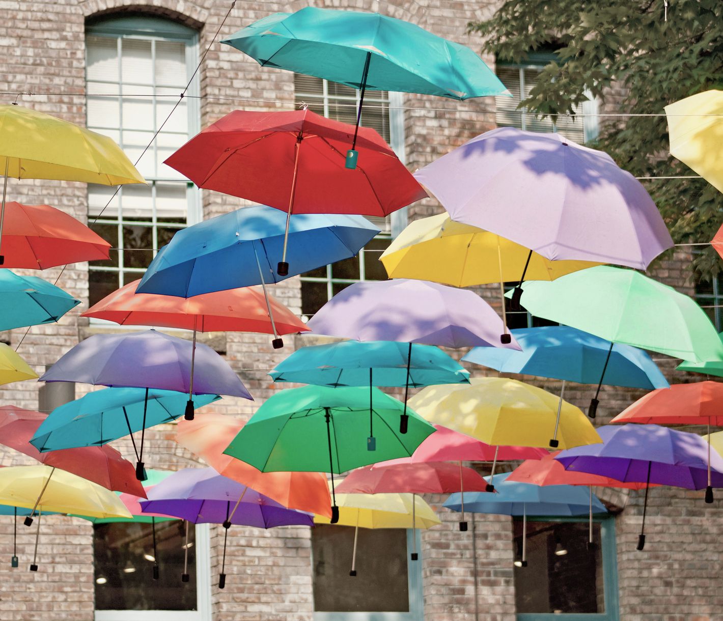 Lagerhaus-Charme trifft auf bunte Ideen.