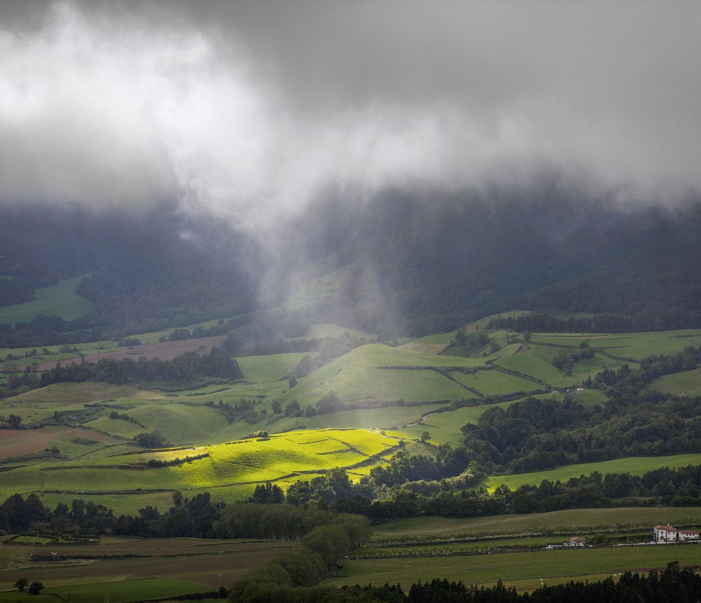 Auf dem Aussichtspunkt Pico Longo. Sonnenschein drückt durch die dicke Wolkendecke.